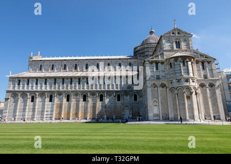 Pisa, Italia - 29 Giugno 2018: vista panoramica del Duomo di Pisa (Cattedrale Metropolitana Primaziale di Santa Maria Assunta è Cattedrale cattolica romana Foto Stock