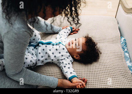 Felice madre giocando con il piccolo grazioso baby boy Foto Stock