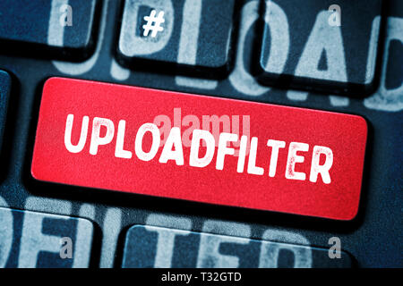 Fotomontaggio, chiave del computer con l'etichetta Uploadfilter, FOTOMONTAGE, Computertaste mit der Aufschrift Uploadfilter Foto Stock