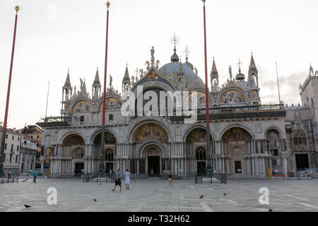 Venezia, Italia - Luglio 1, 2018: vista panoramica della Cattedrale Patriarcale Basilica di San Marco (Basilica Cattedrale Patriarcale di San Marco) e Piazza Foto Stock