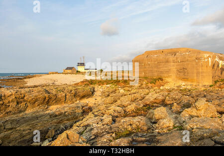 Auderville, Normandia, Francia - 27 agosto 2018: Paesaggio di Cap de la Hague in Normady. Il tedesco seconda guerra mondiale bunker. Manche, Cotentin, Francia Foto Stock