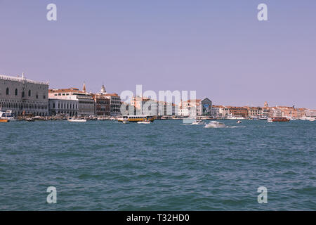 Venezia, Italia - Luglio 1, 2018: vista panoramica della costa di Venezia con edifici storici e Laguna Veneta con barche di traffico. Paesaggio di estate sunny Foto Stock