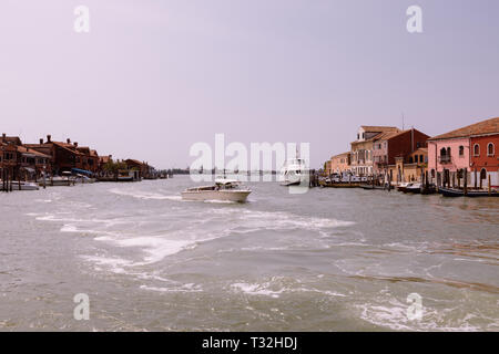 Murano Venezia Italia - Luglio 2, 2018: vista panoramica dell'isola di Murano è una serie di isole collegate da ponti nella Laguna veneziana, Italia settentrionale. Foto Stock