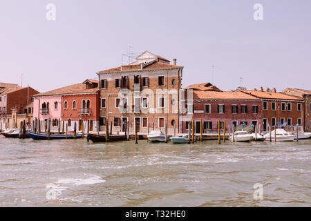 Murano Venezia Italia - Luglio 2, 2018: vista panoramica dell'isola di Murano è una serie di isole collegate da ponti nella Laguna veneziana, Italia settentrionale. Foto Stock