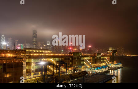 Immagine notturna della China Ferry Terminal con i palazzi illuminati sul litorale di Hong King Island. Maggio 2018 Foto Stock