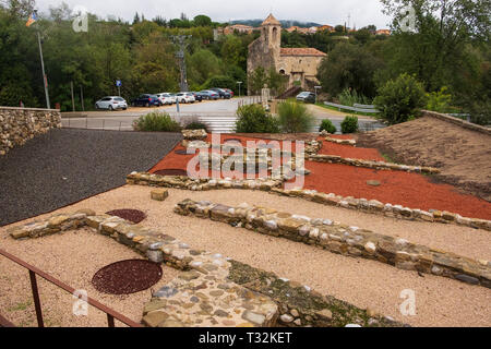 I resti di epoca romana nella città di Besalu, di Catalogna, di fronte alla chiesa di Sant Marti de Capellada Foto Stock