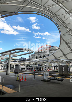 Vista esterna della facciata della stazione di unione a Denver in Colorado. La foto mostra anche parte delle rotaie per la stazione ferroviaria e il tettuccio di copertura Foto Stock