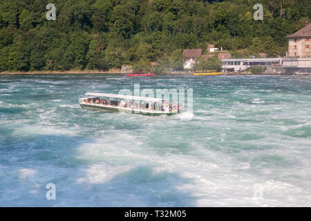 Schaffhausen, Svizzera - 20 Giugno 2017: Vista Cascate del Reno è la cascata più grande in Europa. Giornata estiva con cielo blu. Stampa di poster, immagine, pho Foto Stock