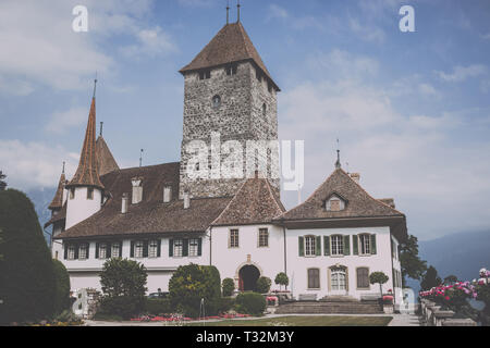 Spiez, Svizzera - 22 Giugno 2017: vista sul castello di Spiez - museo vivente e park, Svizzera, Europa. Si tratta di un patrimonio svizzero Sito del National signifi Foto Stock