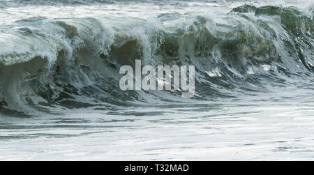 Come un uragano si aggira nell'oceano atlantico off shore, stimola l'acqua e crea molto ruvida le onde a spiagge di Long Island Foto Stock