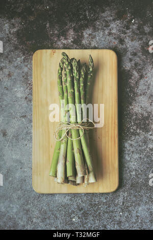 I grappoli di freschi Asparagi verdi sul pannello di legno Foto Stock