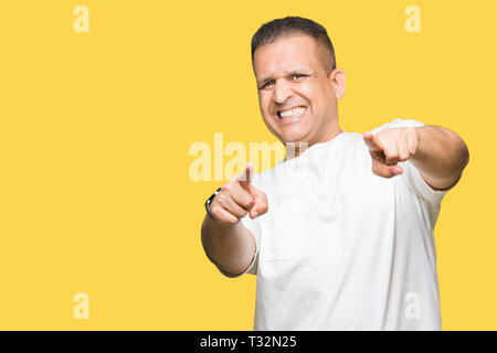 La mezza età uomo arabo wearig t-shirt bianco su sfondo isolato rivolti a voi e la fotocamera con le dita, sorridente positiva e allegra Foto Stock