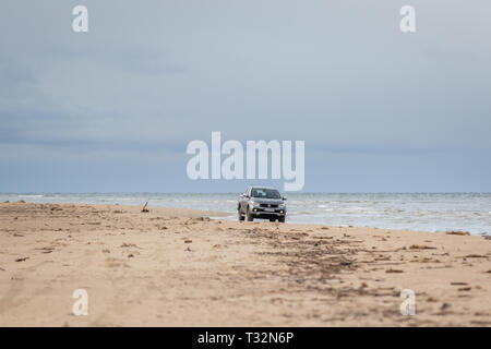 KOLKA, Lettonia - 26 ottobre 2018: Fiat Fullback pick up truck guida in spiaggia. Foto Stock