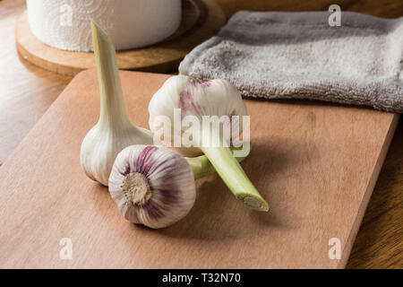 Fresca giovani aglio su un tagliere. Foto Stock