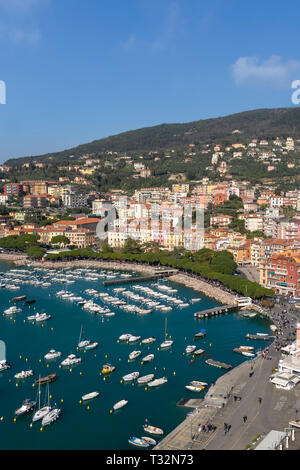 Vista sulla città di Lerici, Italia, Liguria sulla costa mediterranea. Popolare con i turisti. Visibile alcun logo, identificabile persone etc. Verticale. Foto Stock
