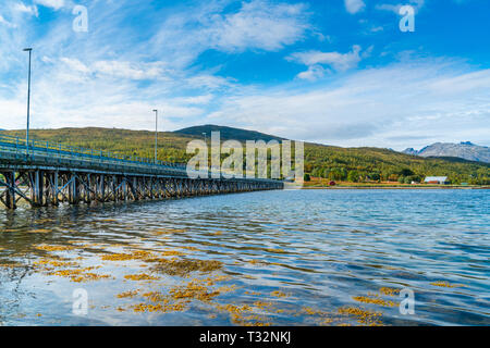 Vista del Kvaloya attraverso il fiordo da Hakoya isola di Troms County, Norvegia. Hakoya è collegato al Kvaloya dai 330 metri di lungo ponte Hakoybrua Foto Stock