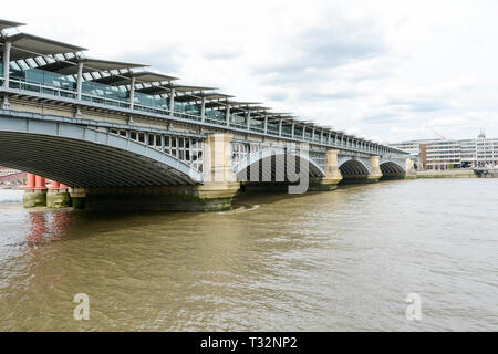 Un Blackfriars grattacielo telai su Blackfriars Bridge Station, ingresso sud, Londra, Regno Unito Foto Stock