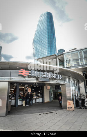 Un Blackfriars grattacielo telai su Blackfriars Bridge Station, ingresso sud, Londra, Regno Unito Foto Stock