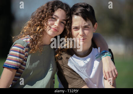 Fotografia di close-up di un bambini coppia formata dal fratello e sorella in un parco Foto Stock