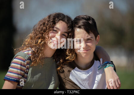 Fotografia di close-up di un bambini coppia formata dal fratello e sorella in un parco Foto Stock