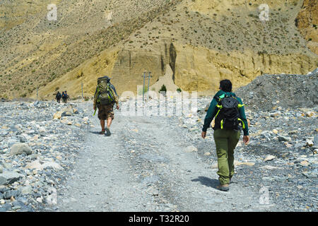 Trekking a piedi in alveo secco del Kali Gandaki river nel Mustang Superiore regione, Nepal. Foto Stock