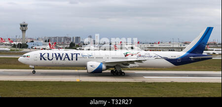 ISTANBUL, Turchia - 30 settembre 2018: Kuwait Airlines Boeing 777-369ER (CN) 62568 decolla dall'aeroporto Istanbul Ataturk. Kuwait Airways ha 27 flotta Foto Stock