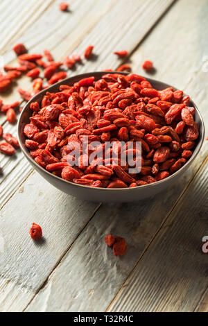 Materie organico rosso di bacche di Goji in una ciotola Foto Stock