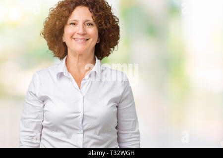 Bel mezzo ager senior businees donna sullo sfondo isolato con una felice e fresco sorriso sul viso. Persona fortunata. Foto Stock