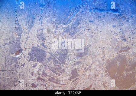 Un gelido, frost immagine di sfondo. In questa immagine puoi vedere il pattern unici creati quando la brina si forma sul vetro. Foto Stock