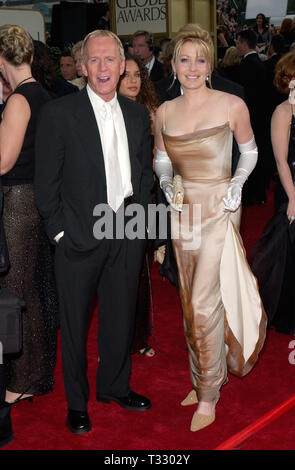 LOS ANGELES, CA. 21 gennaio 2001: Attore PAUL HOGAN & attrice moglie linda KOZLOWSKI al 2001 Golden Globe Awards presso il Beverly Hilton Hotel. © Paul Smith/Featureflash Foto Stock