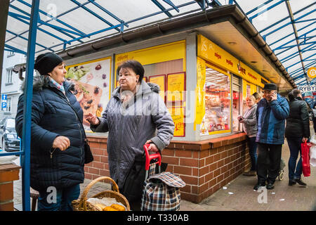 Cracovia in Polonia - Marzo 22, 2019 - gli acquirenti a Stary Kleparz market Foto Stock