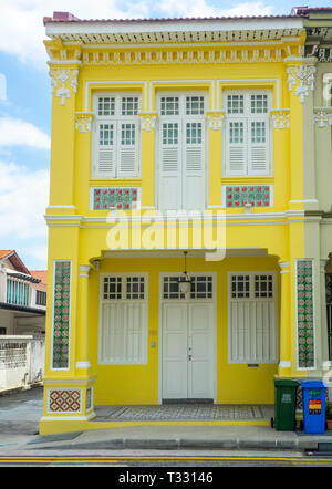 Tradizionale terrazza Peranakan casa dipinte di giallo in Joo Chiat Singapore Foto Stock