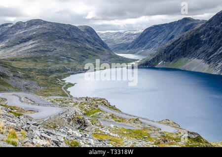 Vista di un lago e la valle del ghiacciaio dalla strada che conduce al punto di vista Dalsnibba con le montagne alle spalle. Foto Stock