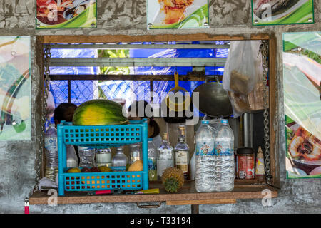 Un fast food o una botola di servizio in un ristorante fast food Thailandia con vasetti, spezie e diversi prodotti alimentari in vendita come Street food. Foto Stock