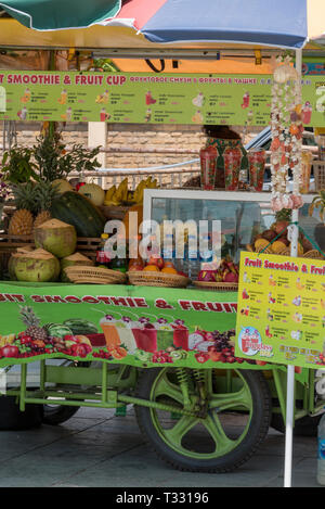 Un fast food o una botola di servizio in un ristorante fast food Thailandia con vasetti, spezie e diversi prodotti alimentari in vendita come Street food. Foto Stock