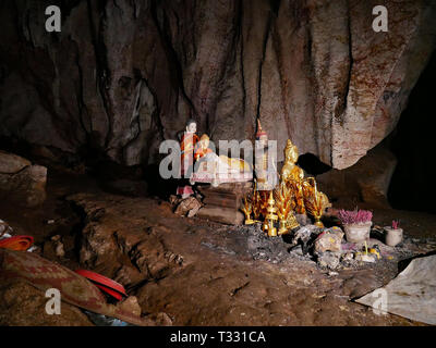 Battambang, Cambogia. Deep in una delle caverne di Phnom Banan, è un santuario grezzo per il Buddha, molto pregato nonostante la difficoltà di arrivare a. Foto Stock