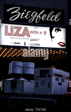 ( Liza con un Z - teatro tendone ). Frequentando il Showtime & Broadway Cares equità combatte contro l'Aids vantaggio lo screening di Liza con un Z al Ziegfeld Theatre di New York City..Liza Minnelli ha celebrato il suo sessantesimo compleanno con il restauro del 1972 televisiva classica evento concerto diretto da Bob Fosse. Dopo la proiezione di MAC VIVA GLAM presentato un assegno di 25.000 dollari..Marzo 13, 2006.© Walter McBride / . Credito: Walter Mcbride / MediaPunch Foto Stock