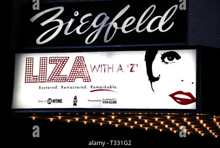 ( Liza con un Z - teatro tendone ). Frequentando il Showtime & Broadway Cares equità combatte contro l'Aids vantaggio lo screening di Liza con un Z al Ziegfeld Theatre di New York City..Liza Minnelli ha celebrato il suo sessantesimo compleanno con il restauro del 1972 televisiva classica evento concerto diretto da Bob Fosse. Dopo la proiezione di MAC VIVA GLAM presentato un assegno di 25.000 dollari..Marzo 13, 2006.© Walter McBride / . Credito: Walter Mcbride / MediaPunch Foto Stock