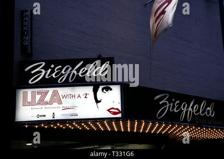 ( Liza con un Z - teatro tendone ). Frequentando il Showtime & Broadway Cares equità combatte contro l'Aids vantaggio lo screening di Liza con un Z al Ziegfeld Theatre di New York City..Liza Minnelli ha celebrato il suo sessantesimo compleanno con il restauro del 1972 televisiva classica evento concerto diretto da Bob Fosse. Dopo la proiezione di MAC VIVA GLAM presentato un assegno di 25.000 dollari..Marzo 13, 2006.© Walter McBride / . Credito: Walter Mcbride / MediaPunch Foto Stock