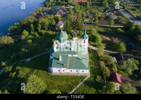 Veduta della chiesa della Natività di Giovanni il Precursore in Staraya Ladoga (fotografia aerea). Regione di Leningrado, Russia Foto Stock