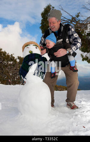 Giovane famiglia la vacanza a Mt Baw Baw nella stagione di neve. Mt Baw Baw, Victoria, Australia Foto Stock