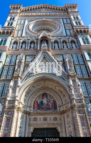 Vista ravvicinata di storico medievale il Duomo di Santa Maria del Fiore nel centro storico di Firenze, Italia Foto Stock