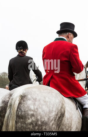 Il vecchio Burstow Surrey e West Kent Hunt si riuniranno presso Chiddingstone Castle per la boxe tradizionale giorno incontrano nel Kent, Regno Unito Foto Stock