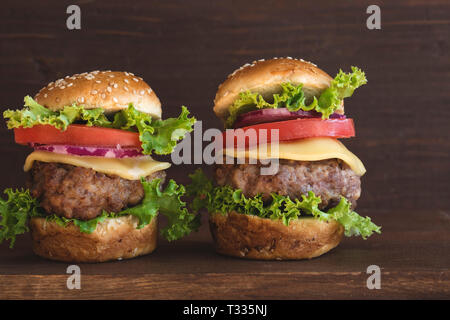 Mini hamburger su sfondo di legno Foto Stock