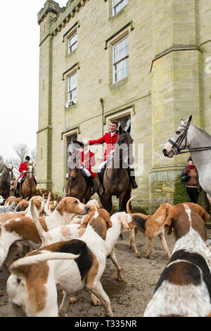 Cacciatori a cavallo del vecchio Surrey Burstow e West Kent Hunt si riuniranno presso Chiddingstone Castle per la boxe tradizionale giorno incontrano nel Kent, Regno Unito Foto Stock