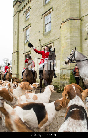 Cacciatori a cavallo del vecchio Surrey Burstow e West Kent Hunt si riuniranno presso Chiddingstone Castle per la boxe tradizionale giorno incontrano nel Kent, Regno Unito Foto Stock