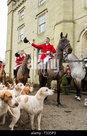 Cacciatori a cavallo del vecchio Surrey Burstow e West Kent Hunt si riuniranno presso Chiddingstone Castle per la boxe tradizionale giorno incontrano nel Kent, Regno Unito Foto Stock