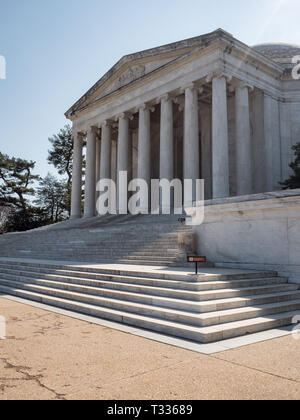 Washington DC, Stati Uniti d'America, 28 febbraio 2019. Scale che conducono alla Thomas Jefferson Memorial sul bacino di marea Foto Stock