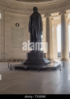 Washington DC, Stati Uniti d'America, 28 febbraio 2019. Statua di Thomas Jefferson all'interno di Jefferson Memorial sul bacino di marea Foto Stock
