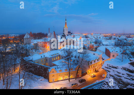 Vista aerea. Magic snowy città vecchia di Tallinn, Estonia, Tenebrologo. Foto Stock